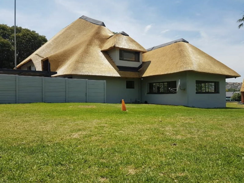 Extreme Thatchers - Thatch Roofs - Pic 1 Extreme Thatchers - Thatch Roofs - Pic 1