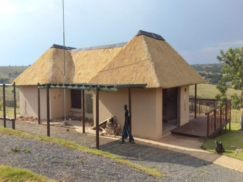 Extreme Thatchers - Thatch Roofs - Pic 2 Extreme Thatchers - Thatch Roofs - Pic 2