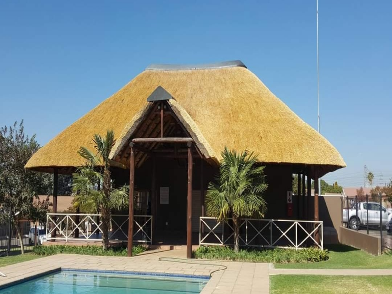 Extreme Thatchers - Thatch Roofs - Pic 4 Extreme Thatchers - Thatch Roofs - Pic 4